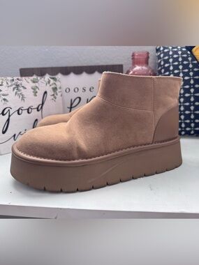 Wild Fable platform sherpa boots size 6 tan